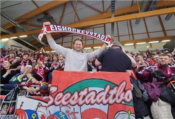 Mike Moore in der Fankurve der Fischtown Pinguins.