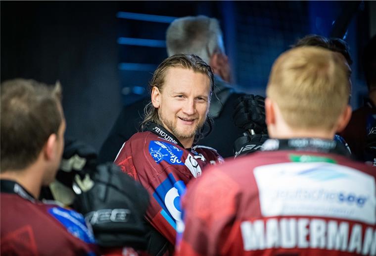 Mike Moore geht auf dem Eis und in der Kabine bei den Fischtown Pinguins voran.
