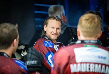 Mike Moore geht auf dem Eis und in der Kabine bei den Fischtown Pinguins voran.