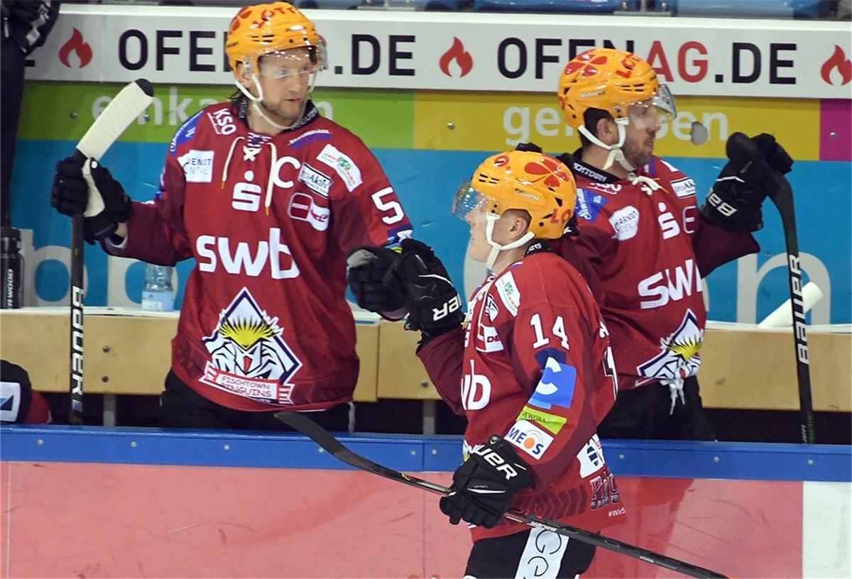 Mike Moore (links) und Ross Mauermann bejubeln einen Treffer der Fischtown Pinguins. So soll es auch nach Weihnachten in Düsseldorf sein.
