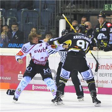 Mike Moore (links) und Tommy Kristiansen lieferten sich schon füh im Spiel zwischen den Fischtown Pinguins und Krefeld einen heftigen Faustkampf.