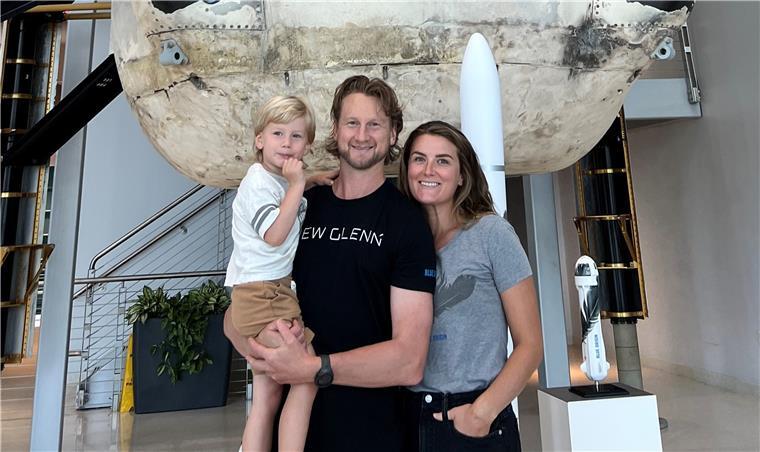 Mike Moore und Familie stehen vor einer Rakete.