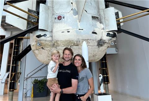 Mike Moore und Familie stehen vor einer Rakete.