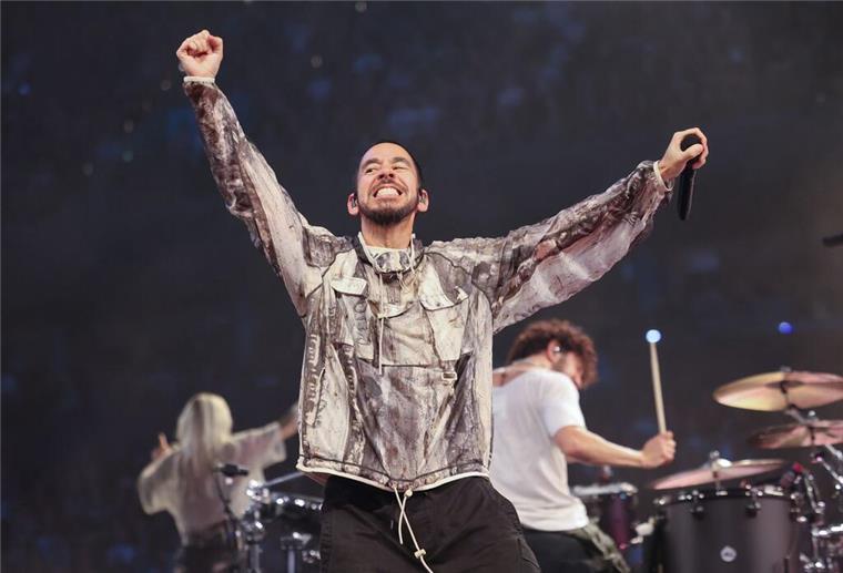 Linkin Park feiern Comeback in Hamburg - Sängerin im Fokus Mike Shinoda begrüßte die Fans schon vor dem ersten Song.