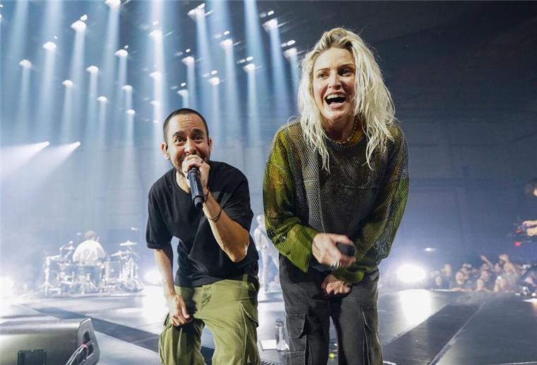 Linkin Park auf Platz eins der Single-Charts Mike Shinoda (l) und Emily Armstrong, die neue Frontfrau von Linkin Park.