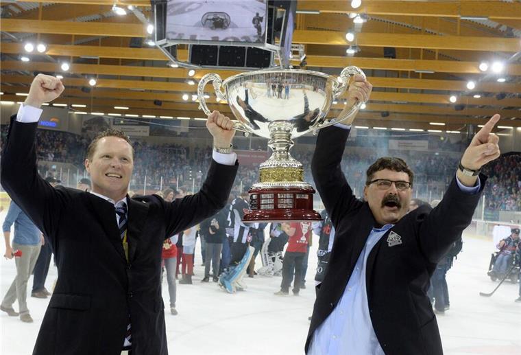 Mike Stewart und Alfred Prey mit dem DEL2-Meisterpokal
