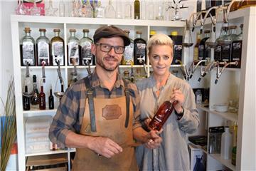 Mike und Caren Wagner von der Firma Scharf Kochen in Nordenham freuen sich, dass ihre gute Idee ihnen einen Preis eingebracht hat.