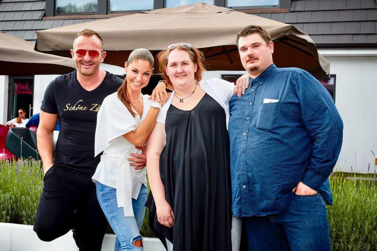 So hat sich das Leben dieser Familien durch RTL II verändert Milan (v. l.) und Emanuela Michalides aus Stuhr sowie Patrick und Natalie Stoll aus Bremerhaven lernten sich während der Dreharbeiten für eine Sozialreportage für RTL II kennen.
