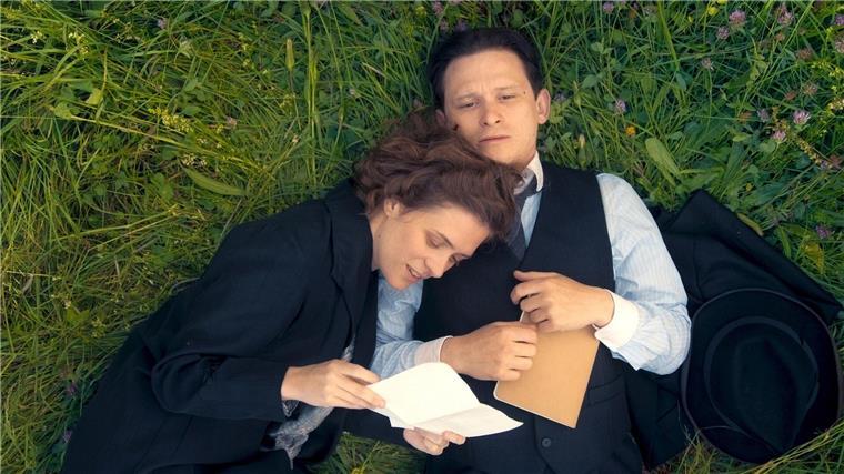 „Betrachten Sie mich als Traum“ - Mini-Serie über Kafka Milena Jesenska (Liv Lisa Fries) und Franz Kafka (Joel Basman) in einer Szene aus „Kafka“.