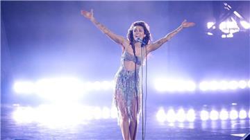 Miley Cyrus singt ihren Hit „Flowers“ während der Verleihung der 66. jährlichen Grammy Awards.