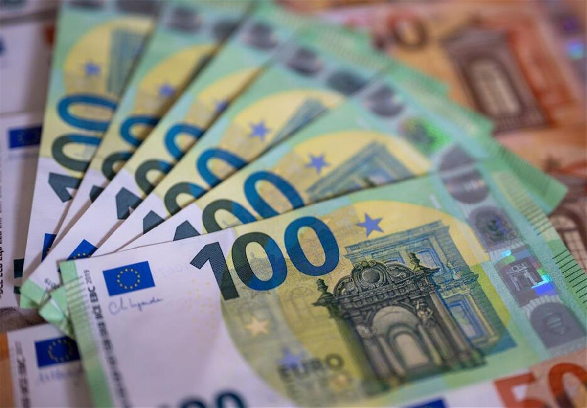 Bis zu 400 Euro: Zuschuss für Millionen Haushalte kommt Ende Oktober Symbolbild für das Wohngeld 2025: Zahlreiche 100-Euro-Scheine liegen auf einen Tisch.