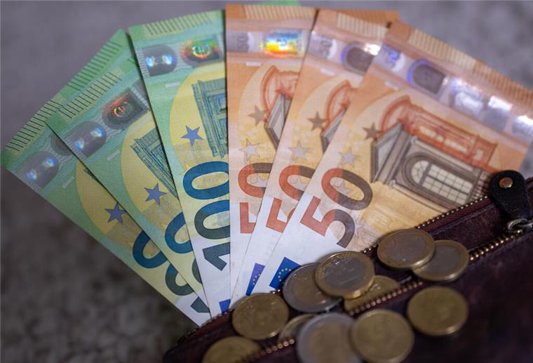 370 Euro für Millionen deutsche Haushalte! Dieser Zuschuss kommt noch im September Mehrere Geldscheine im Wert von 100 und 50 Euro ragen aus einer Geldbörse. Im September erhalten Millionen Haushalte einen Zuschuss.