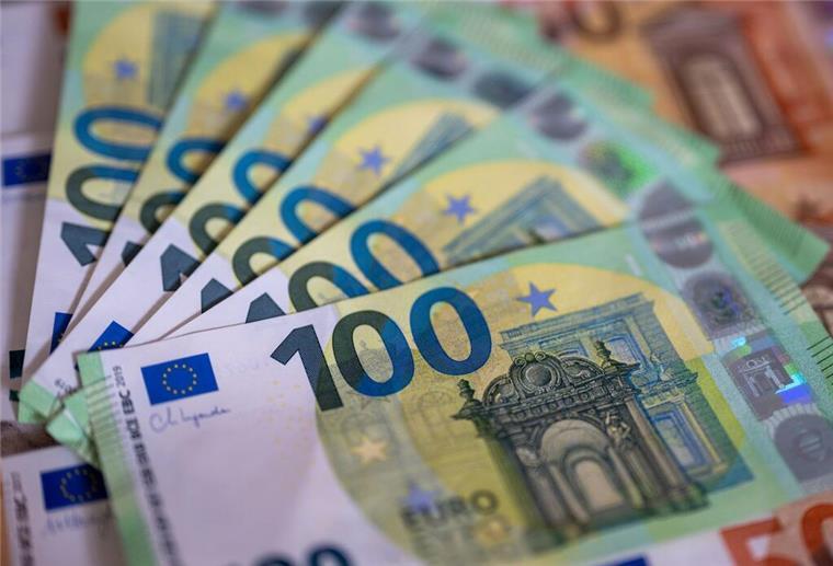 Geldscheine liegen auf einem Tisch. Im September gibt es für Millionen Haushalte einen großen Zuschuss. 