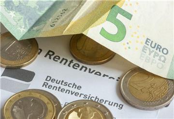 Münzen und eine Banknote liegen auf einer Renteninformation der Deutschen Rentenversicherung.