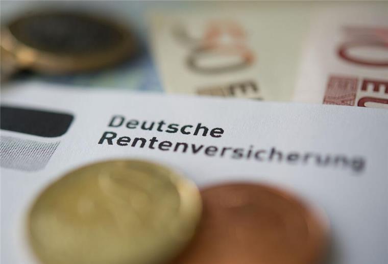Geldscheine und Geldmünzen liegen auf einem Brief der Deutschen Rentenversicherung. Millionen Rentner haben aktuell große Sorgen. Ab Dezember 2025 treten Änderungen bei der Rente in Kraft, die dramatische Auswirkungen haben können.