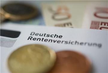 Geldscheine und Geldmünzen liegen auf einem Brief der Deutschen Rentenversicherung. Millionen Rentner haben aktuell große Sorgen. Ab Dezember 2025 treten Änderungen bei der Rente in Kraft, die dramatische Auswirkungen haben können.