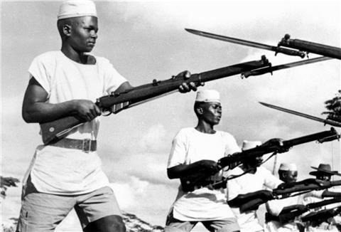 Millionen Soldaten aus Afrika, Asien und Ozeanien leisteten während des Zweiten Weltkriegs freiwillig oder zwangsrekrutiert Militär- und Arbeitsdienste für die kriegführenden Kolonialmächte. Das Foto zeigt das Bajonett-Training britischer Kolonialsoldaten.