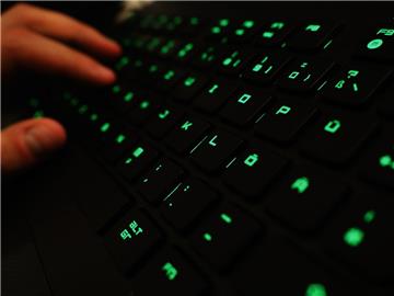 Millionen von E-Mail-Adressen und Passwörtern sind in einem Datensatz im Internet entdeckt worden.