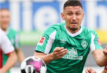 Fußball: Bundesliga, SC Freiburg - Werder Bremen, 4. Spieltag, Schwarzwald-Stadion. Bremens Milos Veljkovic (l) in Aktion