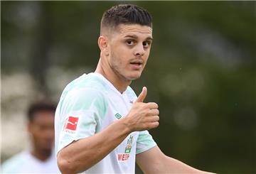 Mann in Trikot hebt den Daumen.