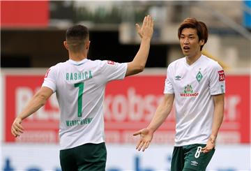 Milot Rashica (links) und Yuya Osako wollen in der Relegation mit Werder erfolgreich sein.