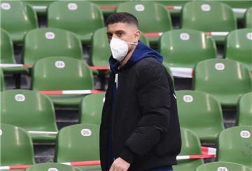 Werders verletzter Spieler Milot Rashica geht auf seinen Platz. 