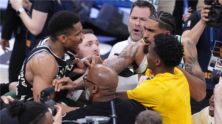 Milwaukees Starspieler Giannis Antetokounmpo (l) war nach dem Playoff-Aus bei den Indiana Pacers kaum zu bändigen.