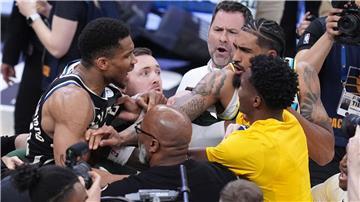 Milwaukees Starspieler Giannis Antetokounmpo (l) war nach dem Playoff-Aus bei den Indiana Pacers kaum zu bändigen.