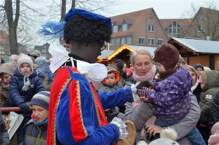 Mindestens so beliebt wie der Sinterklaas sind seine Begleiter, die Zwarte Pieten. Die verteilen in Zeven jedes Jahr Süßigkeiten an Kinder.