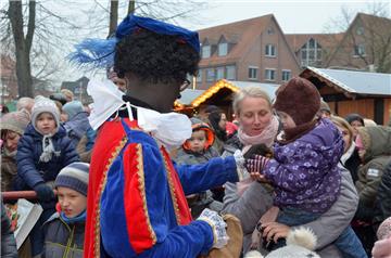 Mindestens so beliebt wie der Sinterklaas sind seine Begleiter, die Zwarte Piete...