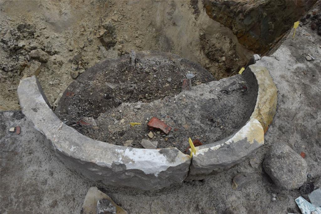 Mindestens vier Meter reicht der aus Obernkirchener Sandstein gesetzte Brunnen i...