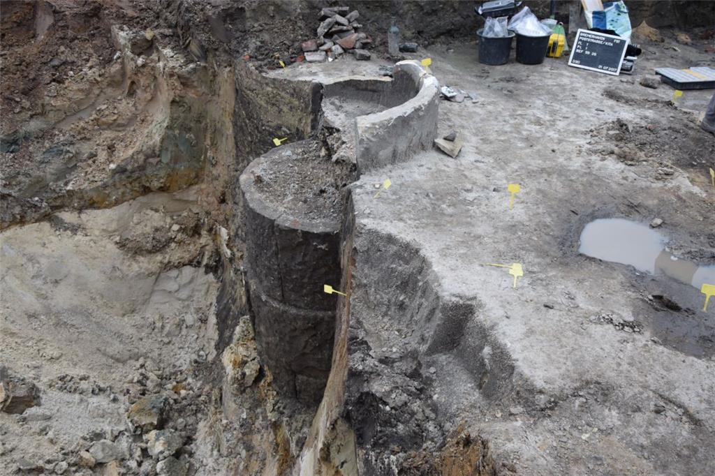 Mindestens vier Meter reicht der aus Obernkirchener Sandstein gesetzte Brunnen i...