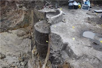 Mindestens vier Meter reicht der aus Obernkirchener Sandstein gesetzte Brunnen i...