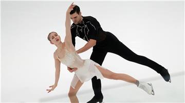Minerva Hase (l) und Nikita Volodin liegen nach dem Kurzprogramm bei der Nebelhorn Trophy in Oberstdorf auf Platz zwei.