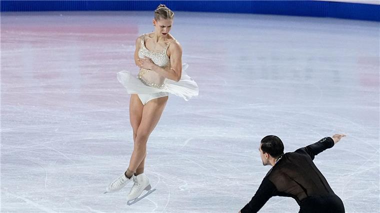 Minerva Hase (l) und Nikita Wolodin liegen bei der deutschen Meisterschaft in Oberstdorf nach dem Kurzprogramm in Führung.