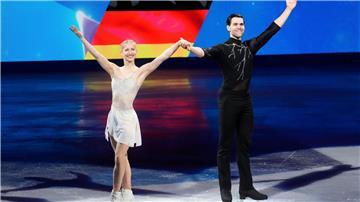 Minerva Hase (l) und Nikita Wolodin sorgten mit Silber für den deutschen Lichtblick bei der Eiskunstlauf-WM in Boston.