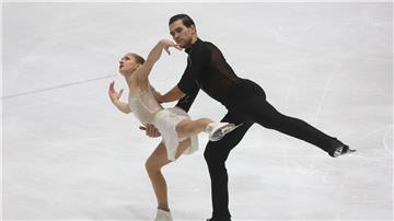 Minerva Hase (l) und Nikita Wolodin verpatzten ihre Kür bei der deutschen Meisterschaft in Oberstdorf, belegten aber trotzdem den ersten Platz.