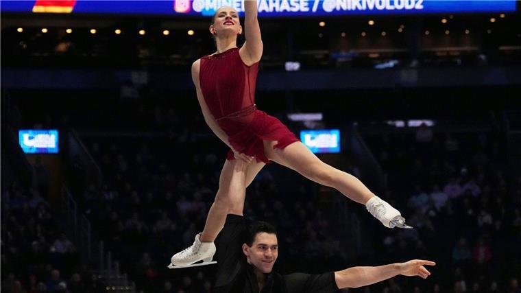 Minerva Hase und Nikita Wolodin liegen bei der Eiskunstlauf-WM in Boston nach dem Kurzprogramm auf Rang drei.