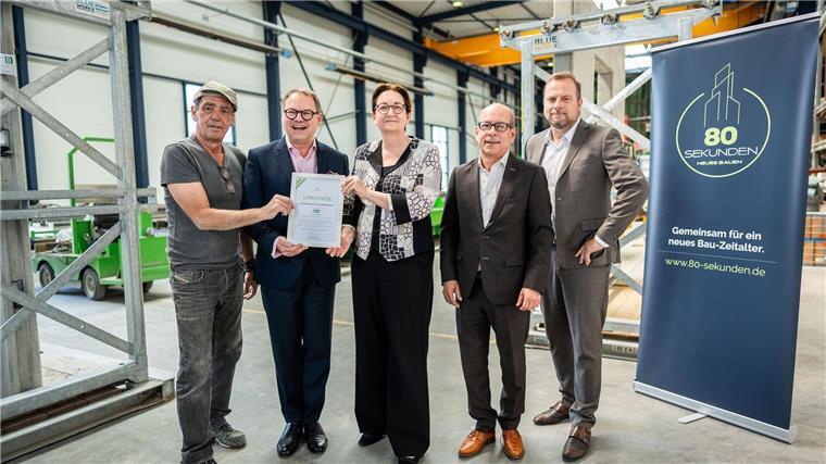 Minister Klara Geywitz informiert sich in Soltau über die Vorteile der Fertigbau-Methode.