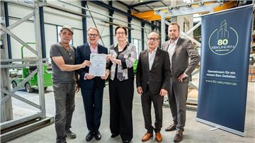 Minister Klara Geywitz informiert sich in Soltau über die Vorteile der Fertigbau-Methode.