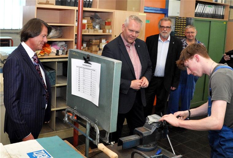 Ministerbesuch in der Lehrwerkstatt: Niedersachsens Wissenschaftsminister Björn Thümler (2. von links) besuchte am Freitag Weser-Metall.