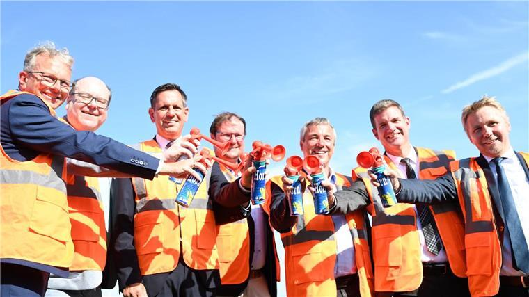 Was ein neuer Anleger für Emden und die Ems bedeutet Ministerpräsident Lies, Umweltminister Meyer und weitere Gäste geben gemeinsam das Startsignal für den Bau des neuen Großschiffsliegeplatzes in Emden.