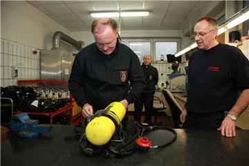 Ministerpräsident Stephan Weil (SPD) bereitete in der Hauptfeuerwache Cuxhaven eine Pressluftflasche für den Einsatz vor. - Foto: Leuschner