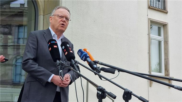 Ministerpräsident Stephan Weil (SPD) gibt ein Statement im Vorfeld der Ministerpräsidentenkonferenz ab.