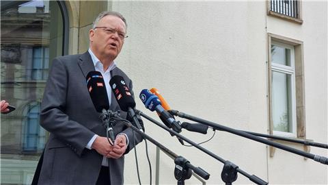 Ministerpräsident Stephan Weil (SPD) gibt ein Statement im Vorfeld der Ministerpräsidentenkonferenz ab.