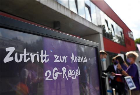 Ein Hinweisschild mit der Aufschrift "Zutritt zur Arena - 2G-Regel