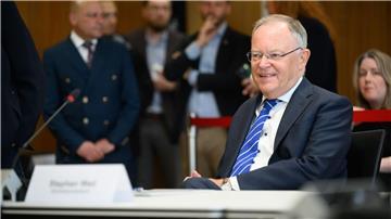 Ministerpräsident Weil hatte eingeräumt, die Art und Weise der Gehaltsanhebung hätte besser laufen können. (Archivbild)