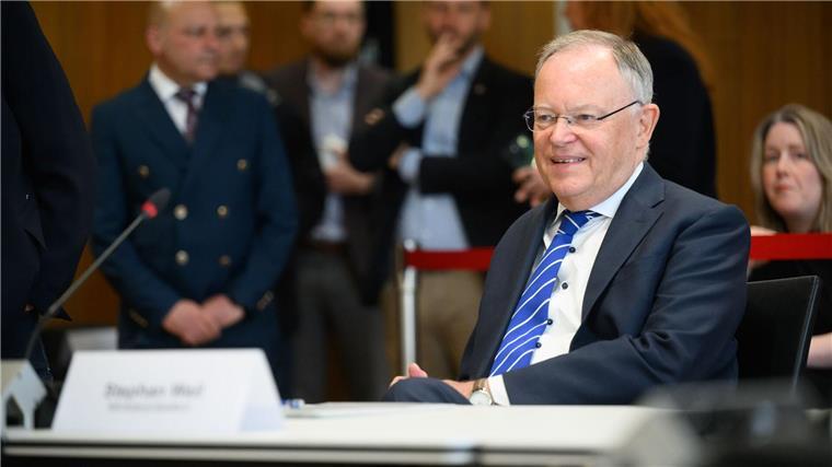 Ministerpräsident Weil hatte eingeräumt, die Art und Weise der Gehaltsanhebung hätte besser laufen können. (Archivbild)