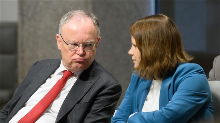 Ministerpräsident Weil, hier mit seiner Stellvertreterin Julia Willie Hamburg im Landtag, warnt vor überzogenen Erwartungen an das Milliardenpaket des Bundes.