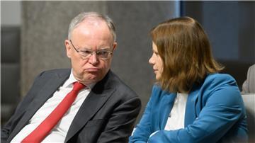 Ministerpräsident Weil, hier mit seiner Stellvertreterin Julia Willie Hamburg im Landtag, warnt vor überzogenen Erwartungen an das Milliardenpaket des Bundes.